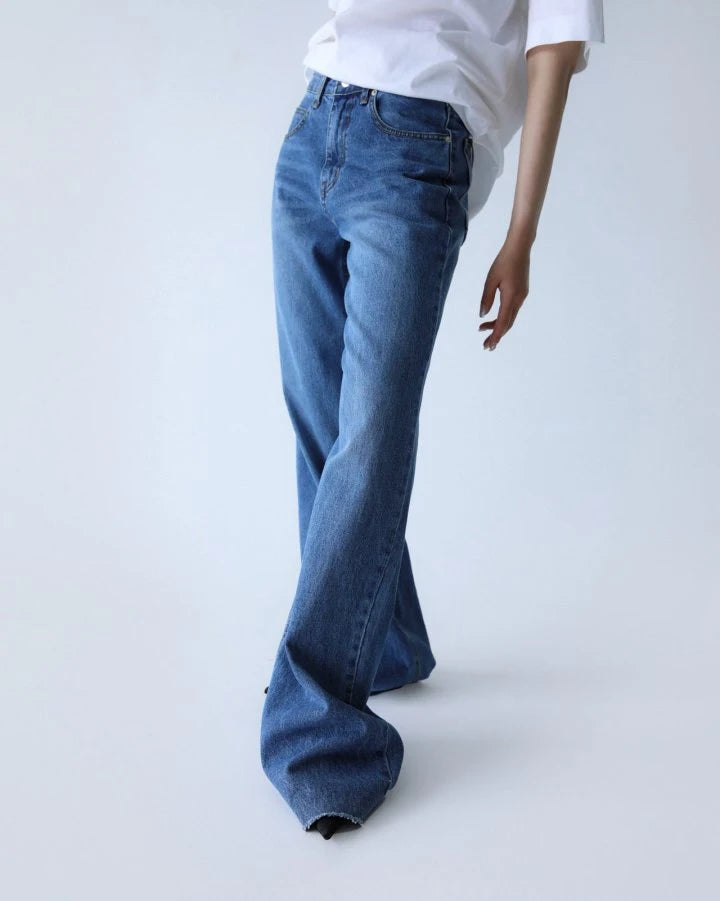 Clever Alice Classic Low Cut Wide Fit Mid Blue Jeans